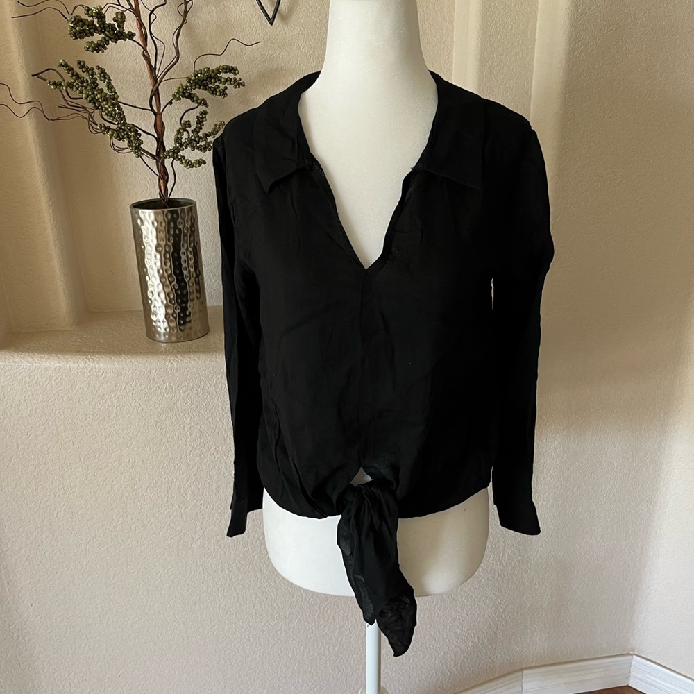 Zhuorankaili Black Collared  V Neck Tie Front Shirt NWT